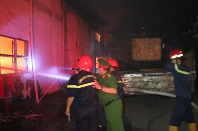 Vụ cháy nhà xưởng trong khu công nghiệp Cát Lái, quận 2 thiêu rụi 800m2 kho hàng ảnh 3