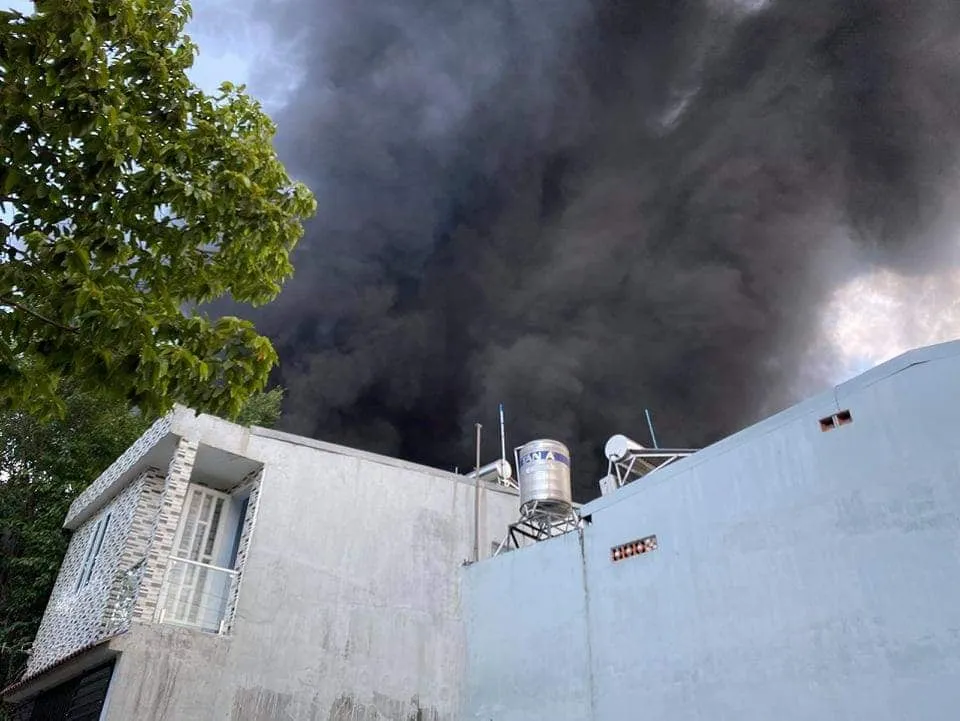 Cháy kho xưởng chứa mút xốp cạnh trường mầm non ảnh 1