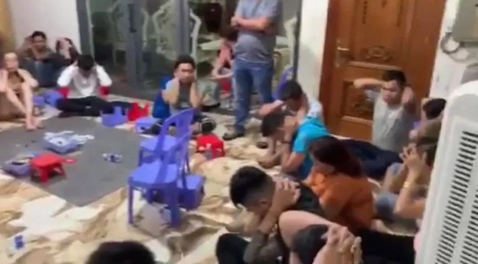 Triệt phá sòng bạc ở quận Bình Thạnh thu giữ 2 khẩu súng và nhiều tang vật ảnh 1