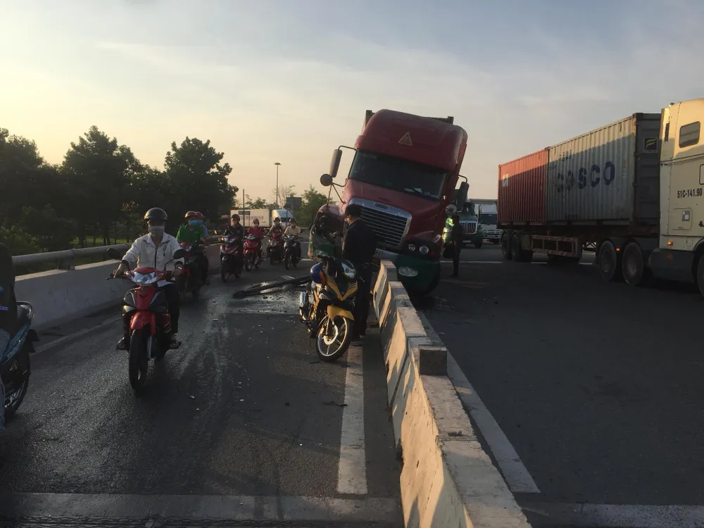 Xe container tông dải phân cách trên Quốc lộ 1, nhiều người thoát chết ảnh 1