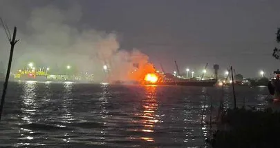 Ngọn lửa bùng cháy dữ dội