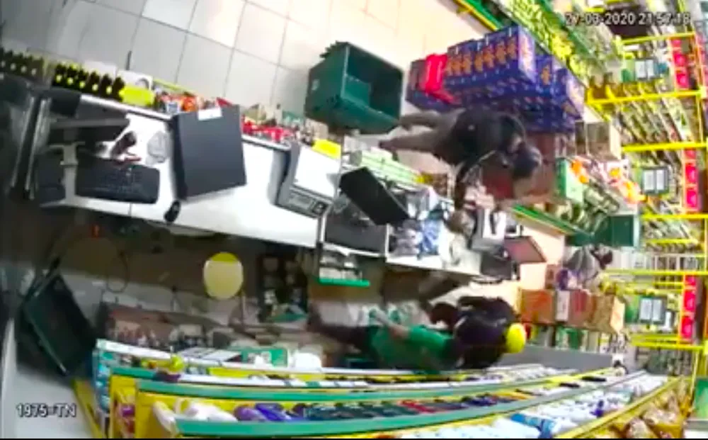 2 thanh niên nghi dùng súng khống chế nhân viên cửa hàng Bách Hoá Xanh cướp tài sản ảnh 1