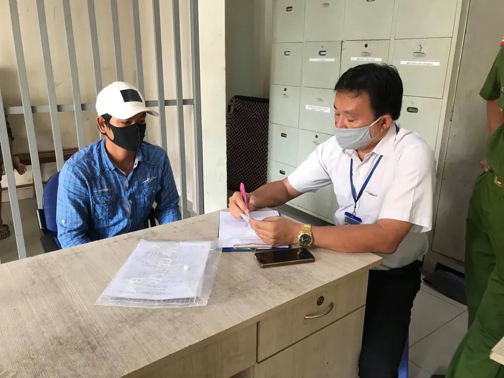 Phạt tiền hai người không đeo khẩu trang nơi công cộng ở quận Thủ Đức ảnh 1