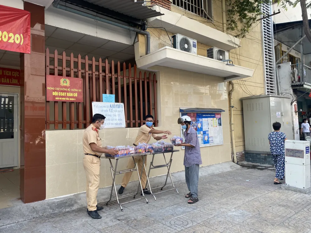 Hình ảnh đẹp của Cảnh sát giao thông TPHCM trong mùa dịch Covid-19 ảnh 1