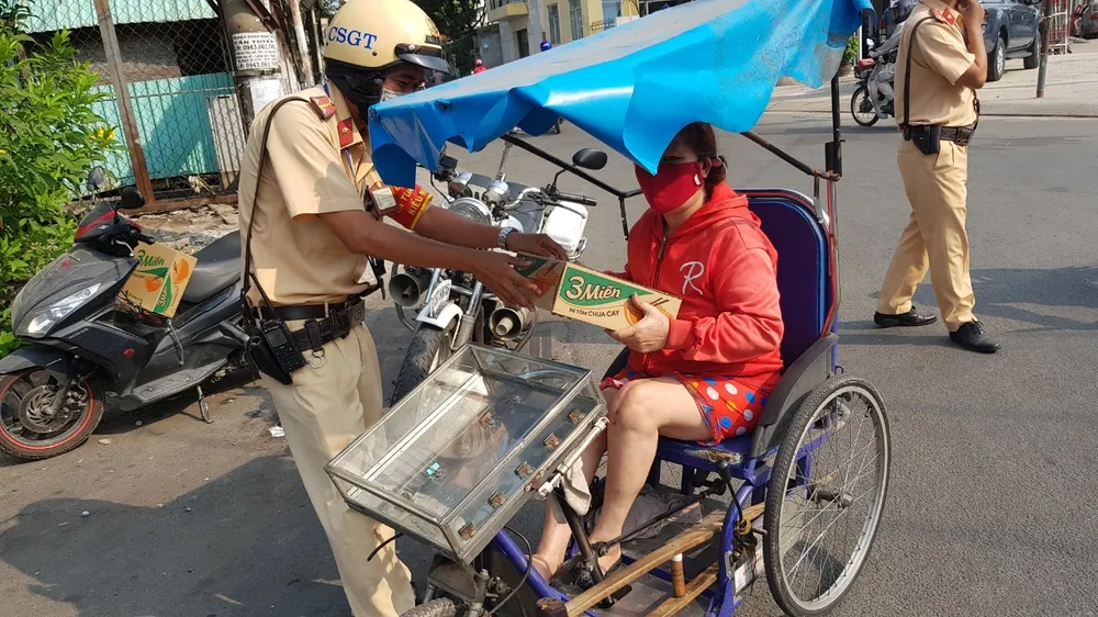 Hình ảnh đẹp của Cảnh sát giao thông TPHCM trong mùa dịch Covid-19 ảnh 2