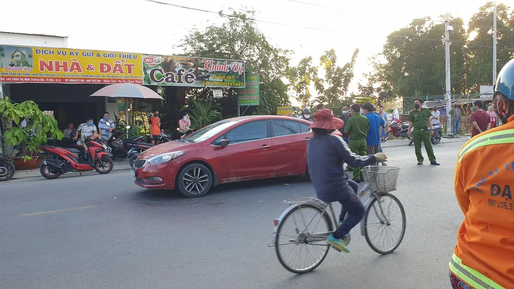 Người đàn ông đi ô tô bị chém đứt lìa bàn tay trái  ảnh 1