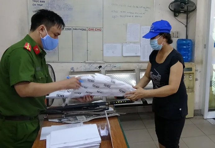 Người dân giao nộp vũ khí, được tặng 10kg gạo ảnh 1