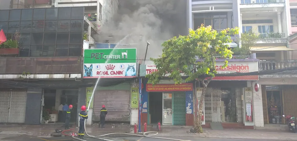 Cháy ở căn nhà trên đường Cách Mạng Tháng Tám, quận 3 ảnh 1