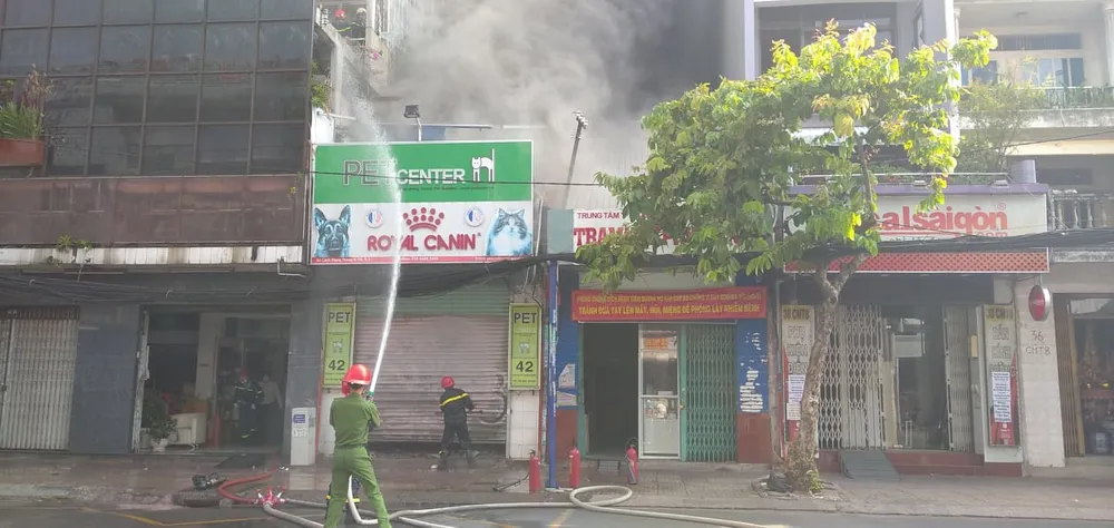 Cháy ở căn nhà trên đường Cách Mạng Tháng Tám, quận 3 ảnh 2