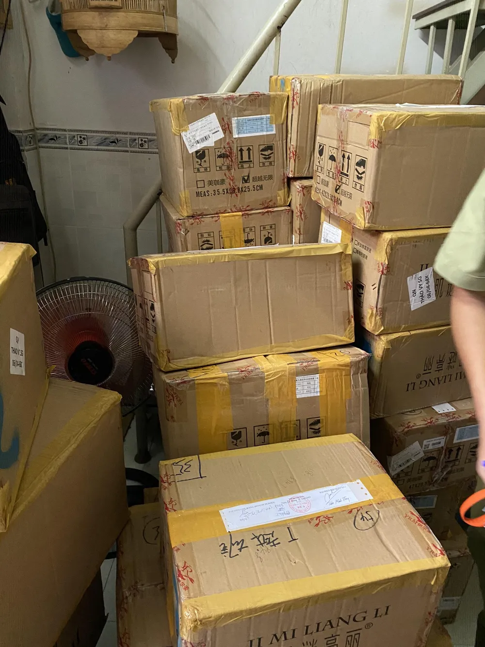 Phát hiện kho chứa hơn 5.000 hộp mỹ phẩm không rõ nguồn gốc xuất xứ ở TPHCM ảnh 1