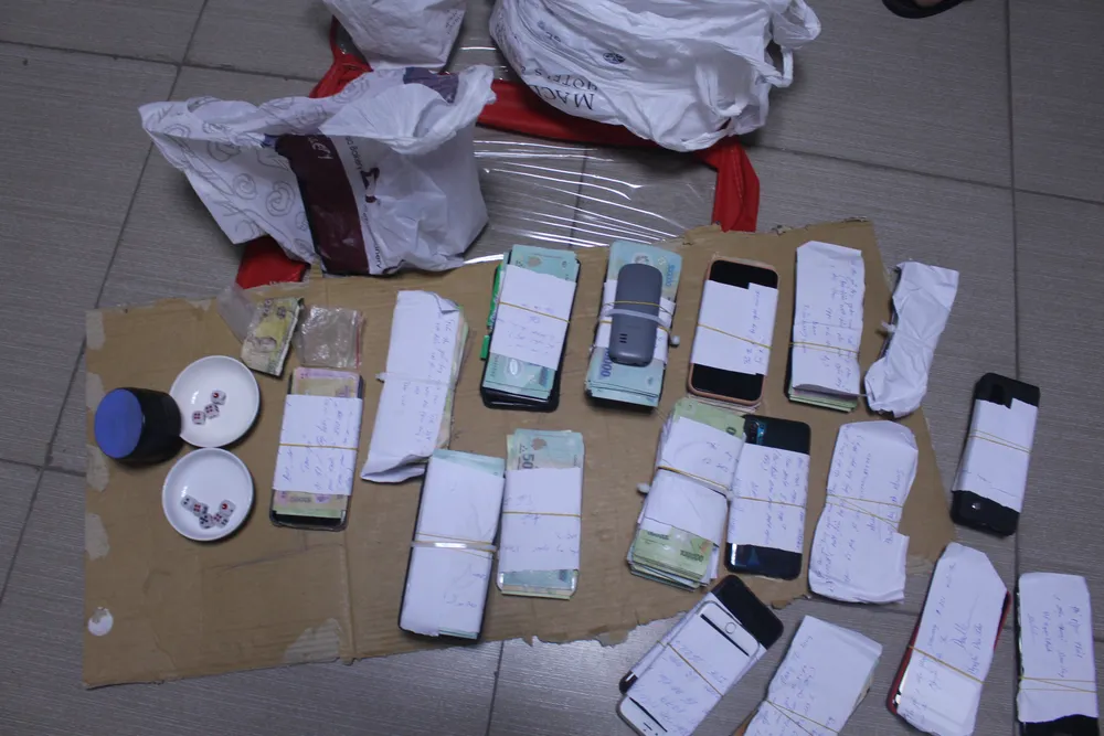 Phá sòng bạc ở khu chung cư Sơn An thu giữ gần 400 triệu đồng ảnh 1