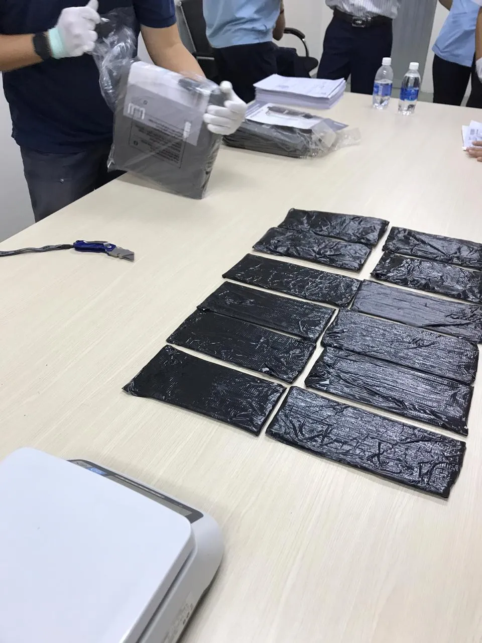 Hơn 18 kg thuốc lắc và cần sa được vận chuyển qua đường bưu điện từ châu Âu về Việt Nam ảnh 2