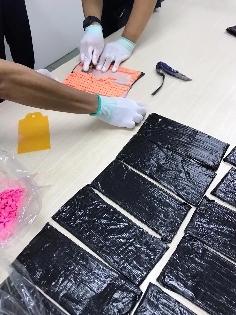 Hơn 18 kg thuốc lắc và cần sa được vận chuyển qua đường bưu điện từ châu Âu về Việt Nam ảnh 4