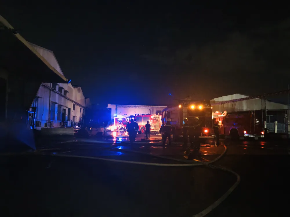 Một số lính cứu hoả bị thương khi chữa cháy ở Khu chế xuất Tân Thuận ảnh 2