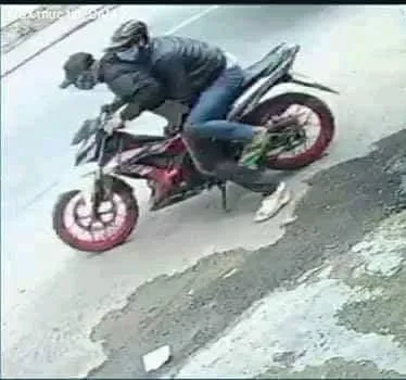 Truy bắt 2 thanh niên dùng búa, mã tấu, bình xịt hơi cay cướp tiệm vàng ảnh 1