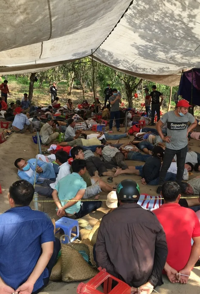 Phá sòng bạc “khủng” giữa rừng, bắt giữ 130 đối tượng, thu hàng trăm triệu đồng   ảnh 1