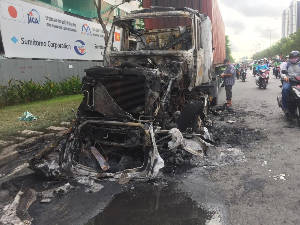 Xe đầu kéo bốc cháy trên Xa Lộ Hà Nội ảnh 1