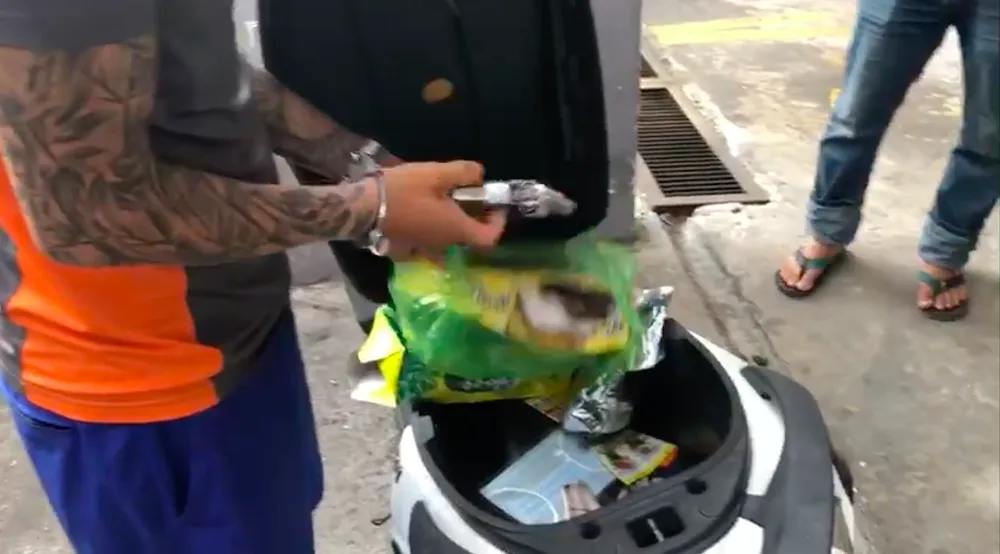 Bắt băng nhóm cho vay nặng lãi, thu giữ súng ngắn cùng hàng trăm viên ma túy ảnh 5