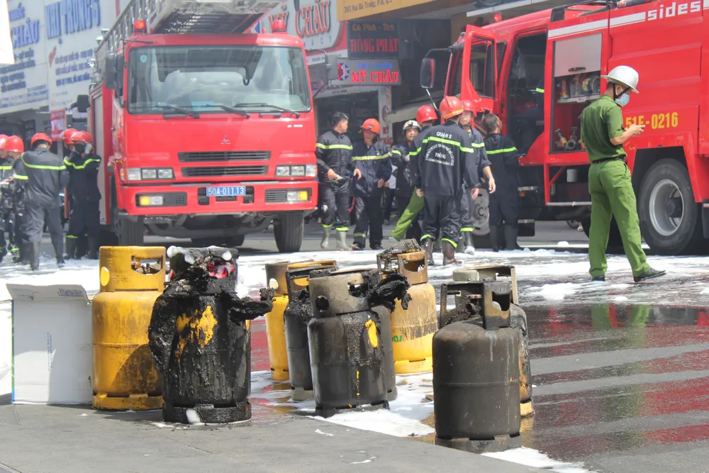 Cháy quán cơm ở quận 1, nhiều người hoảng sợ ảnh 4