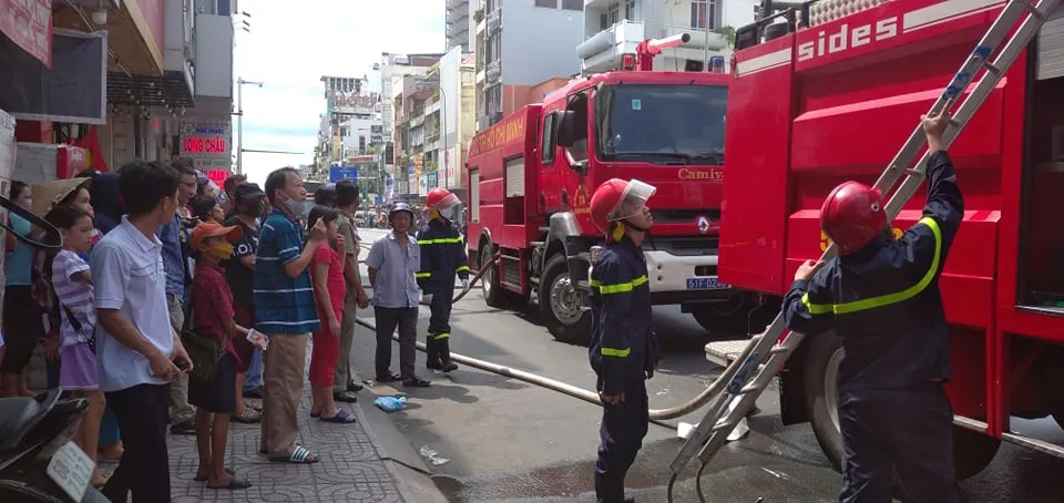 Cháy quán cơm ở quận 1, nhiều người hoảng sợ ảnh 2