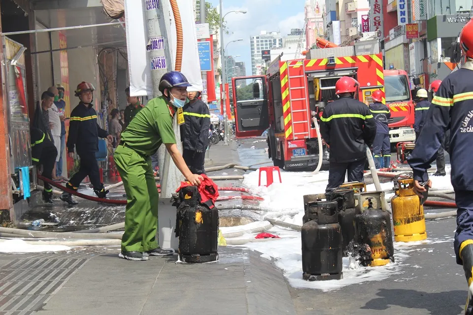 Cháy quán cơm ở quận 1, nhiều người hoảng sợ ảnh 3