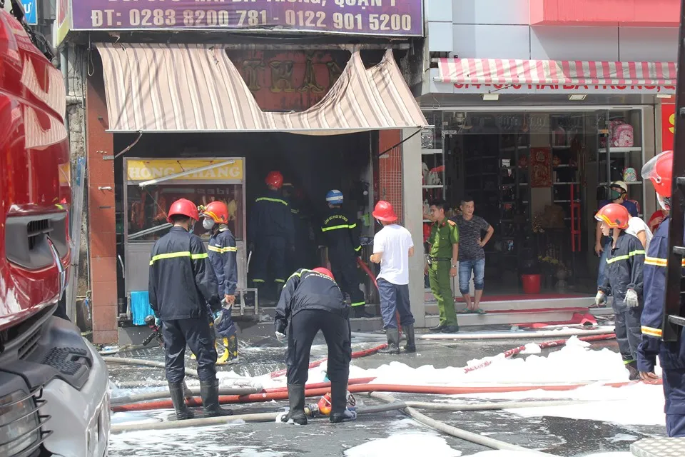 Cháy quán cơm ở quận 1, nhiều người hoảng sợ ảnh 1