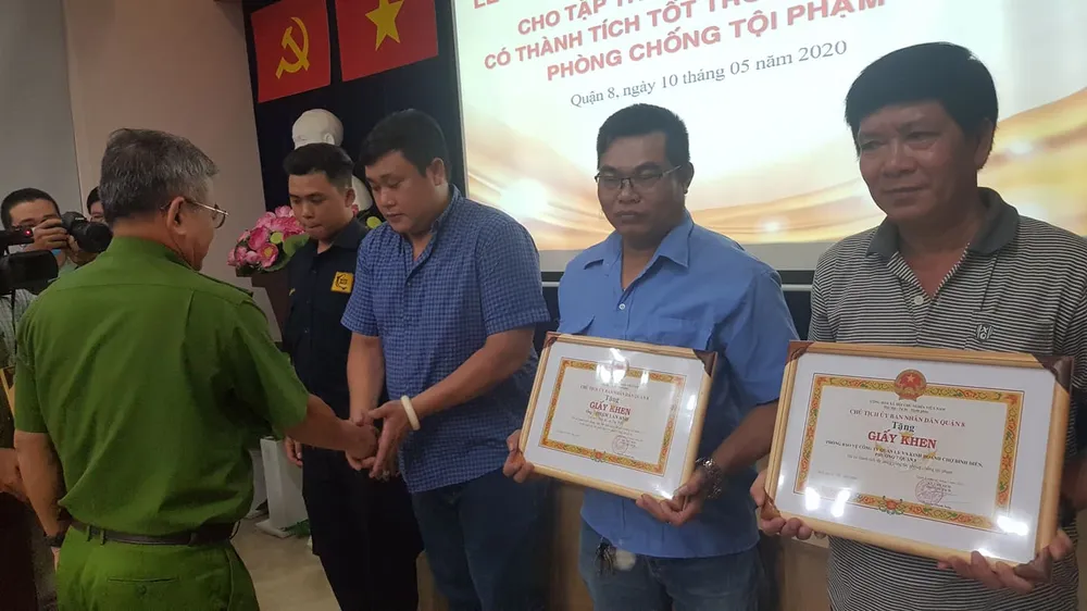  Khen thưởng người dân dũng cảm bắt cướp ở chợ Bình Điền ảnh 2