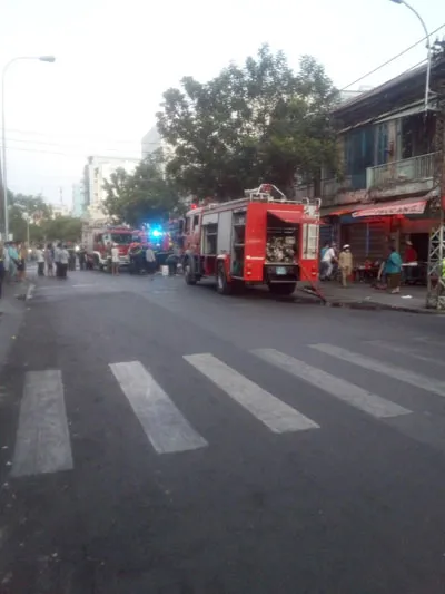  Cứu 10 người thoát khỏi đám cháy ở chung cư quận 6 ảnh 1