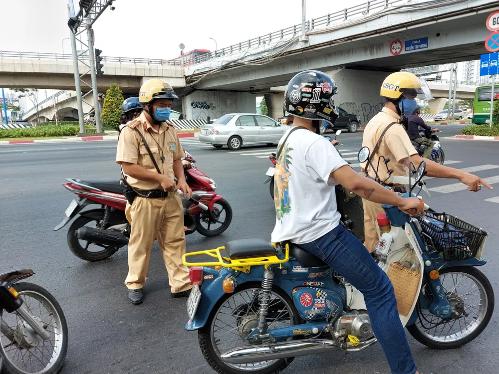 CSGT TPHCM đồng loạt ra quân tuần tra kiểm soát phương tiện  ảnh 6