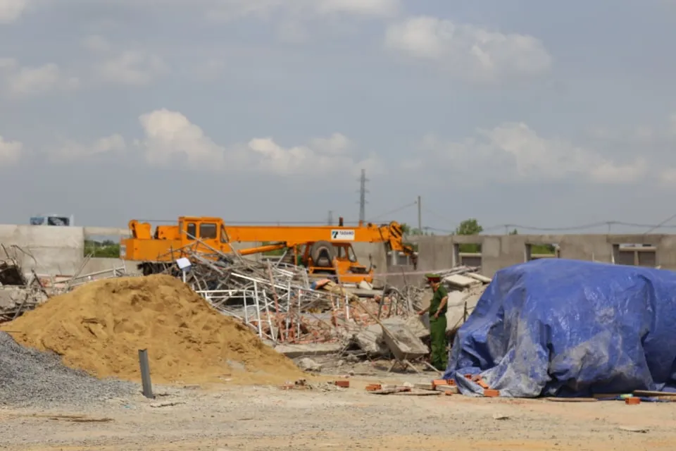 Vụ sập tường khiến 10 người tử vong: Tạm giữ 3 người liên quan ảnh 1