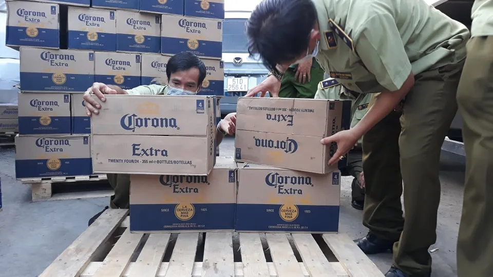 Đột kích kho hàng chứa lượng lớn sữa Ensure và bia không rõ nguồn gốc ảnh 4