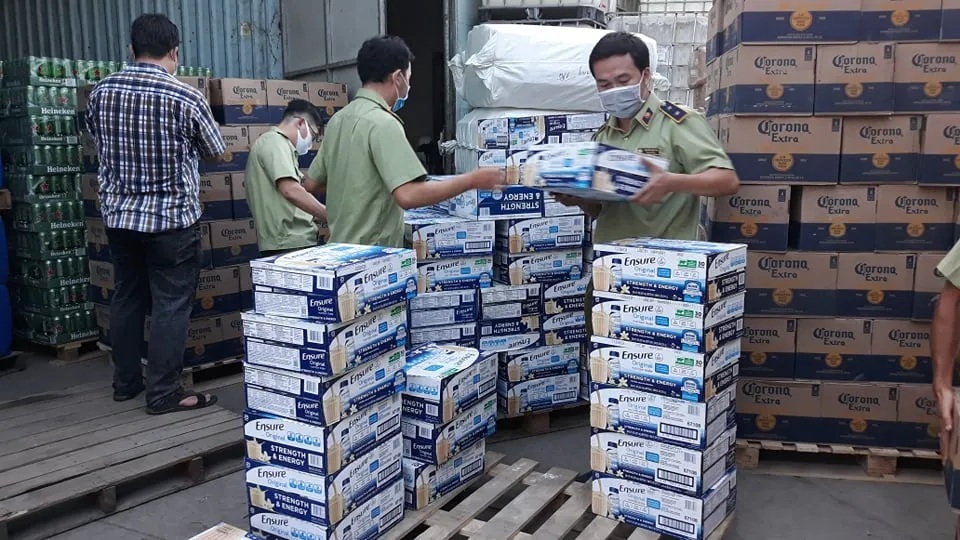 Đột kích kho hàng chứa lượng lớn sữa Ensure và bia không rõ nguồn gốc ảnh 3