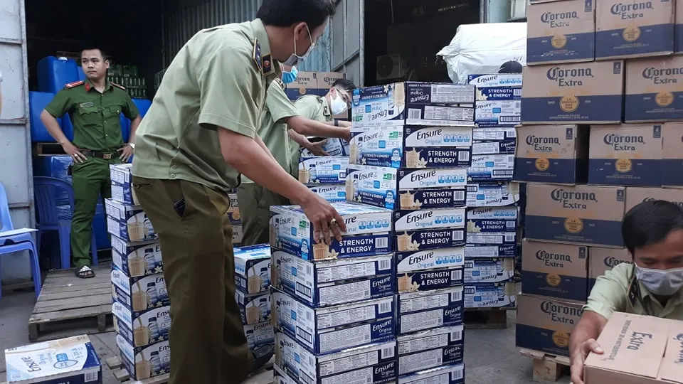 Đột kích kho hàng chứa lượng lớn sữa Ensure và bia không rõ nguồn gốc ảnh 2