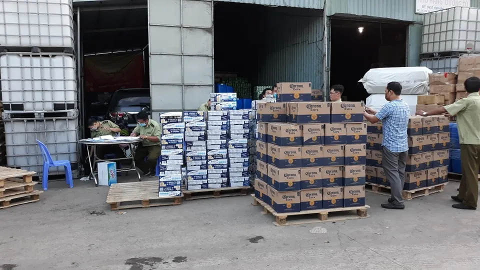 Đột kích kho hàng chứa lượng lớn sữa Ensure và bia không rõ nguồn gốc ảnh 1