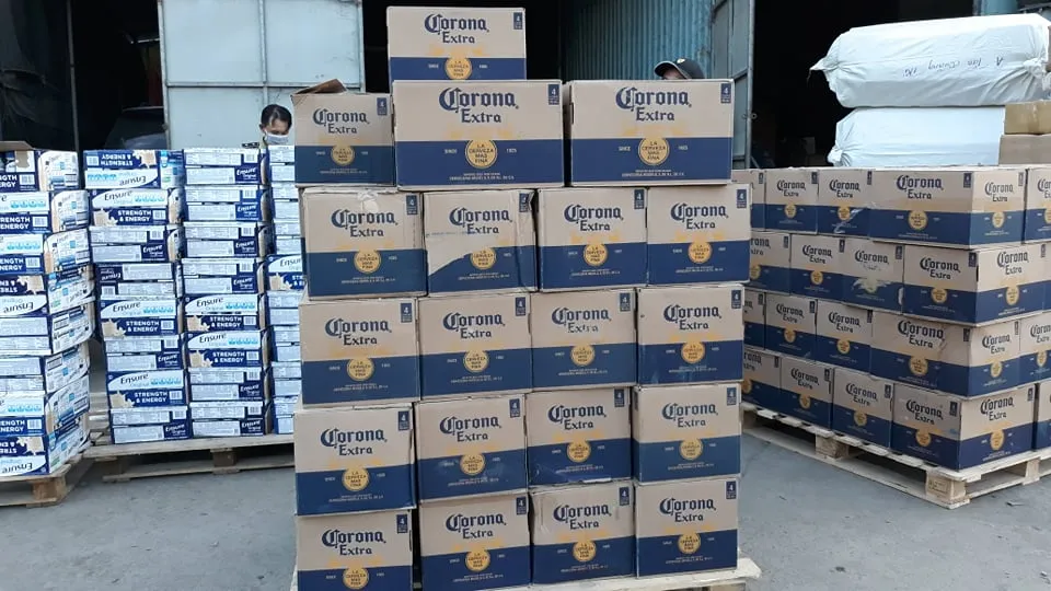 Đột kích kho hàng chứa lượng lớn sữa Ensure và bia không rõ nguồn gốc ảnh 7