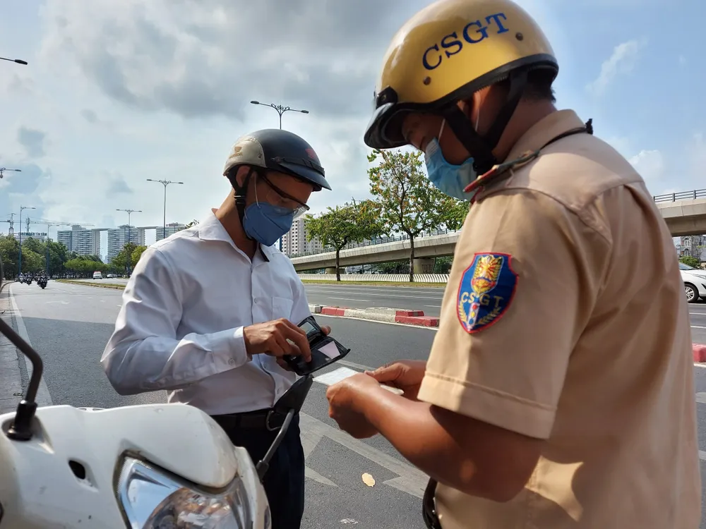 CSGT TPHCM đồng loạt ra quân tuần tra kiểm soát phương tiện  ảnh 4