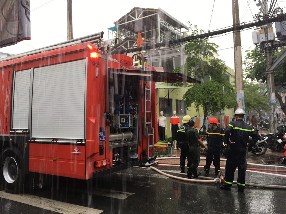 Cháy xưởng giày ở khu dân cư quận 4, nhiều người hoảng sợ ảnh 1