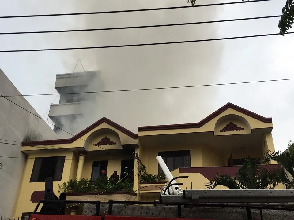 Cháy xưởng giày ở khu dân cư quận 4, nhiều người hoảng sợ ảnh 2