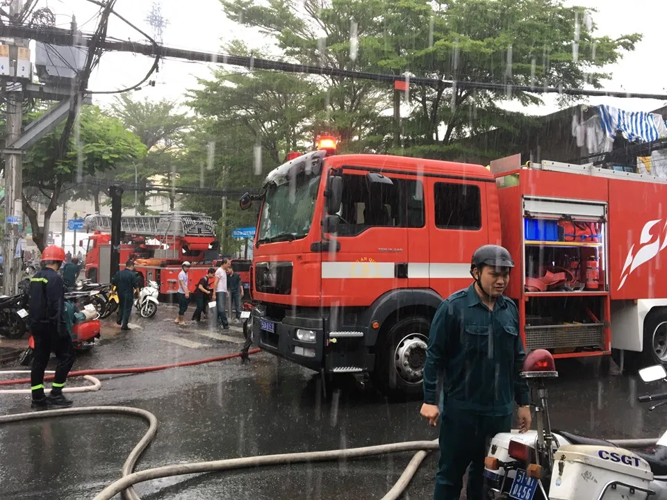 Cháy xưởng giày ở khu dân cư quận 4, nhiều người hoảng sợ ảnh 3