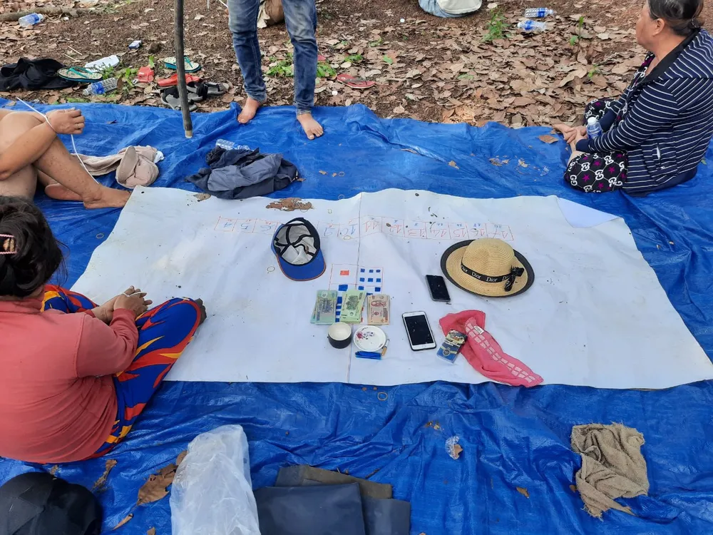 Đột kích sòng bạc trong vườn chôm chôm tạm giữ nhiều con bạc ảnh 1