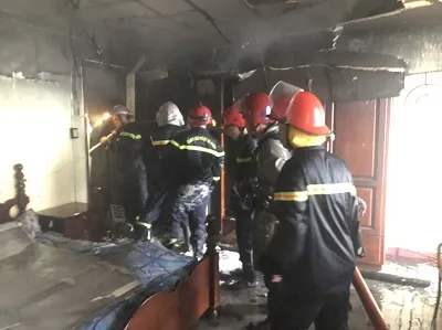 Giải cứu 7 người trong căn nhà 2 tầng bốc cháy ở quận Bình Tân ảnh 2