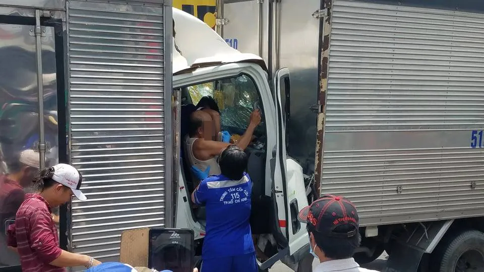 Va chạm hơn 10 xe ô tô trên quốc lộ 1, phụ xe mắc kẹt trong cabin ảnh 3