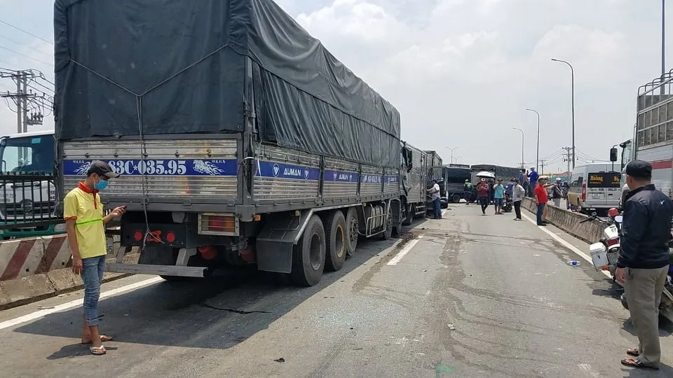 Va chạm hơn 10 xe ô tô trên quốc lộ 1, phụ xe mắc kẹt trong cabin ảnh 2