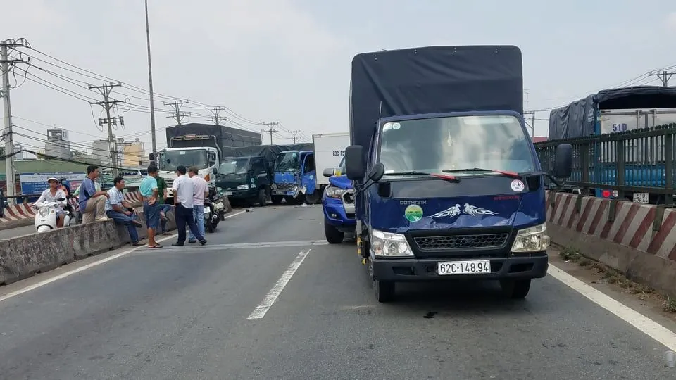 Va chạm hơn 10 xe ô tô trên quốc lộ 1, phụ xe mắc kẹt trong cabin ảnh 1