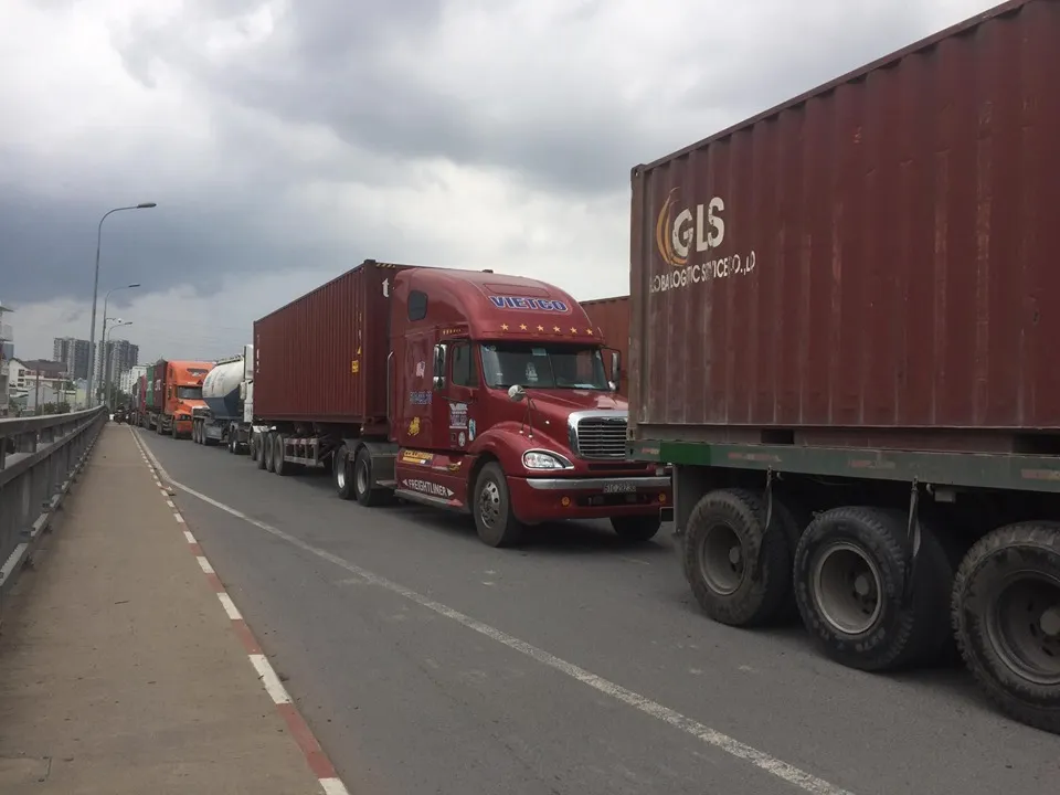 Ba vụ va chạm liên tiếp trên cầu Phú Mỹ, giao thông ùn ứ kéo dài ảnh 5