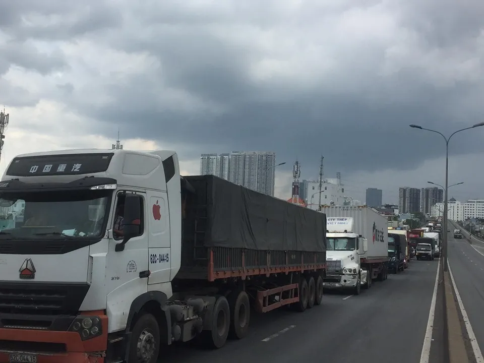 Ba vụ va chạm liên tiếp trên cầu Phú Mỹ, giao thông ùn ứ kéo dài ảnh 6