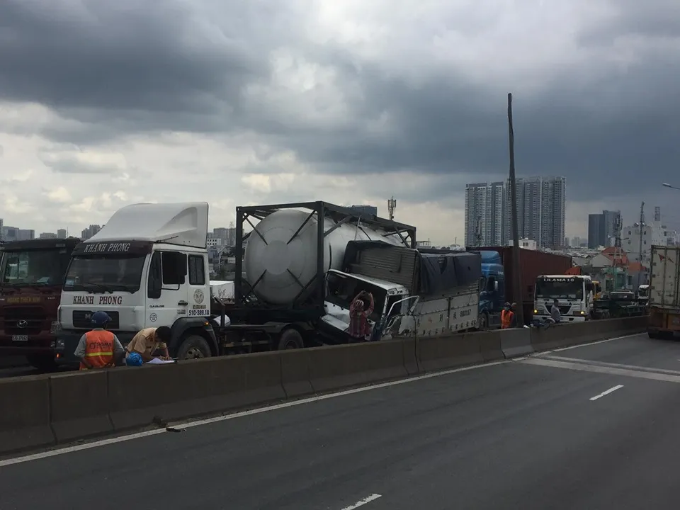 Ba vụ va chạm liên tiếp trên cầu Phú Mỹ, giao thông ùn ứ kéo dài ảnh 3