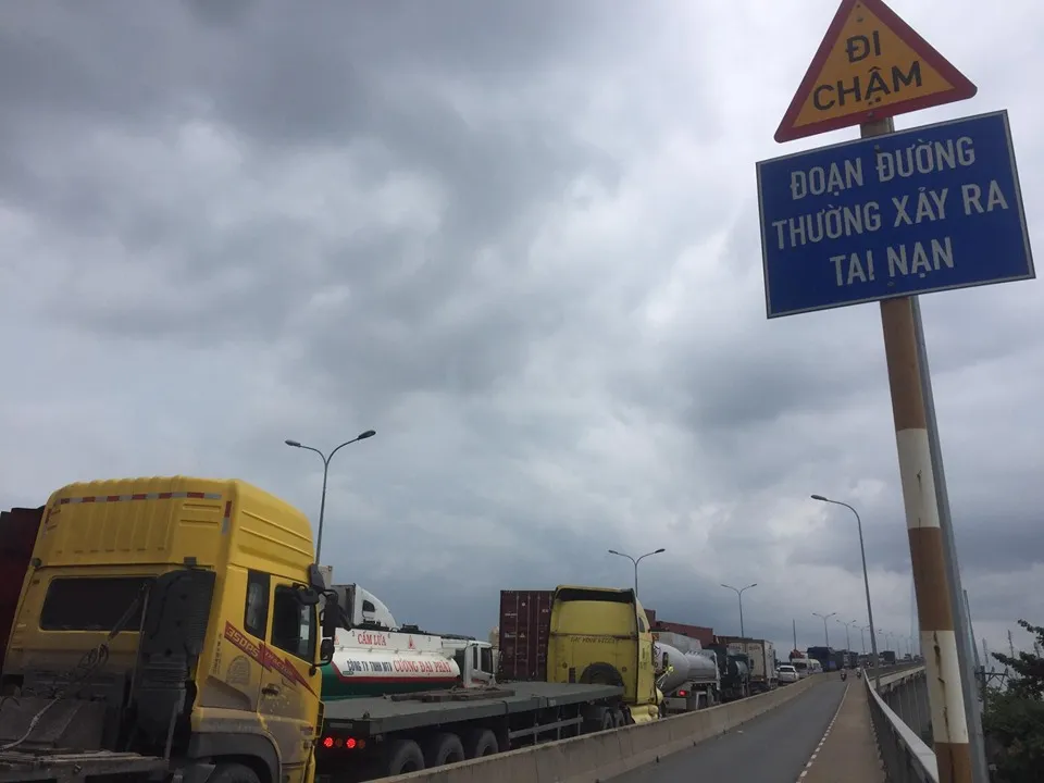 Ba vụ va chạm liên tiếp trên cầu Phú Mỹ, giao thông ùn ứ kéo dài ảnh 4