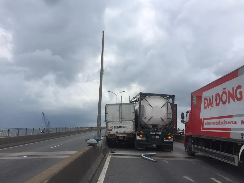 Ba vụ va chạm liên tiếp trên cầu Phú Mỹ, giao thông ùn ứ kéo dài ảnh 2