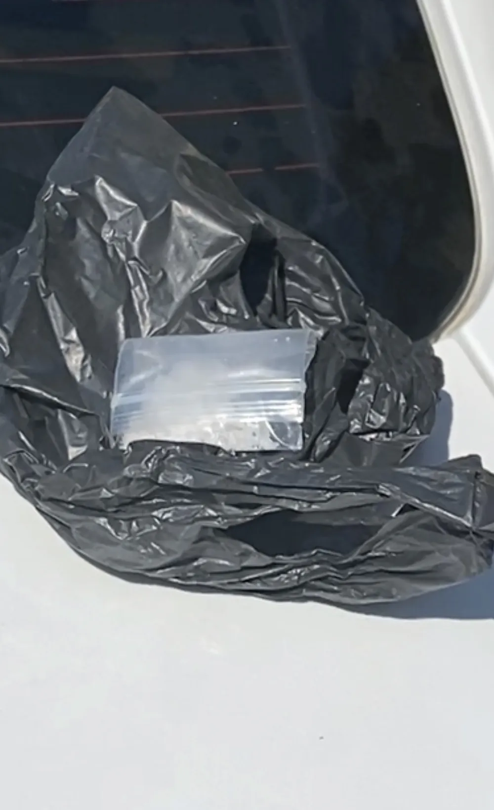 CSGT truy đuổi ô tô chở thuốc lá lậu gây tai nạn phát hiện bên trong túi nghi chứa ma tuý ảnh 1